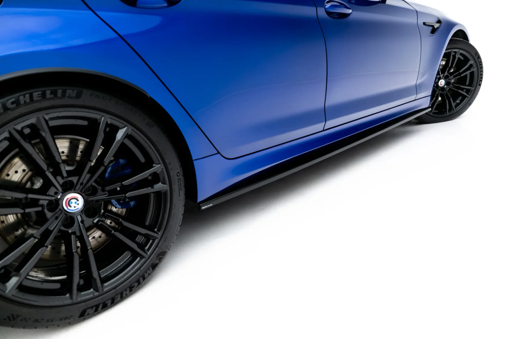 pol_pl_Dokladki-Progow-V-1-BMW-M5-F90-Facelift-23869_4