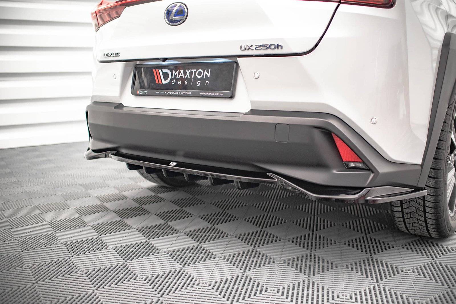 eng_pl_Central-Rear-Splitter-with-vertical-bars-Lexus-UX-Mk1-15468_4