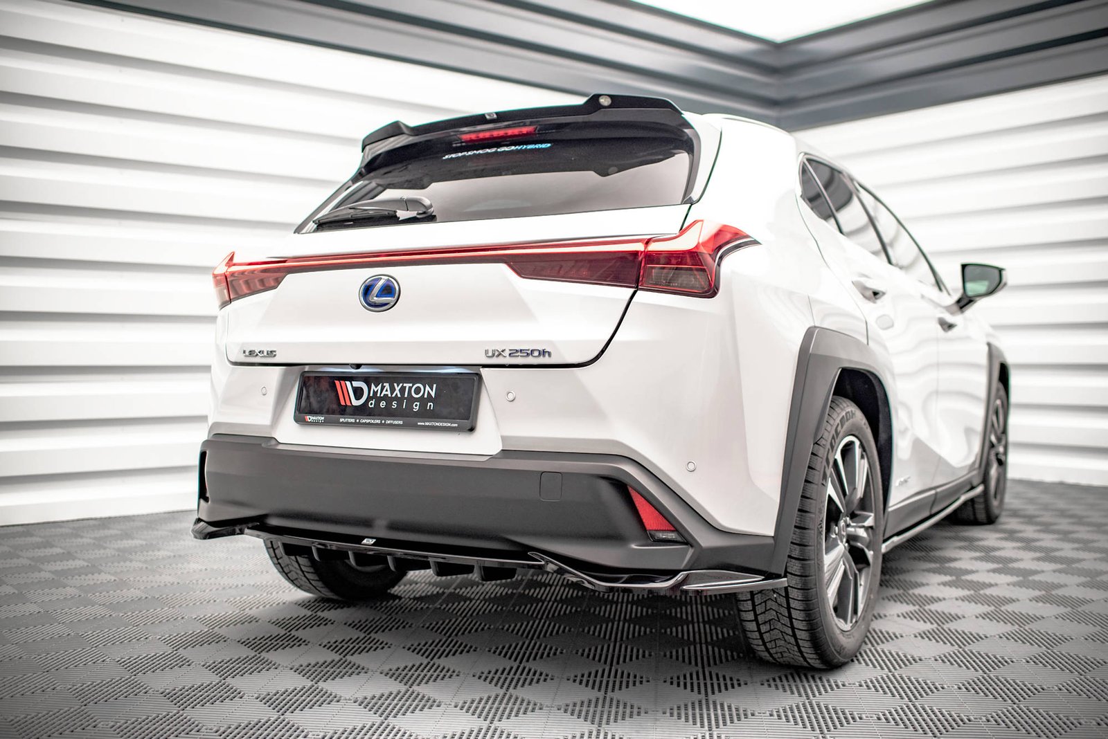 eng_pl_Central-Rear-Splitter-with-vertical-bars-Lexus-UX-Mk1-15468_5