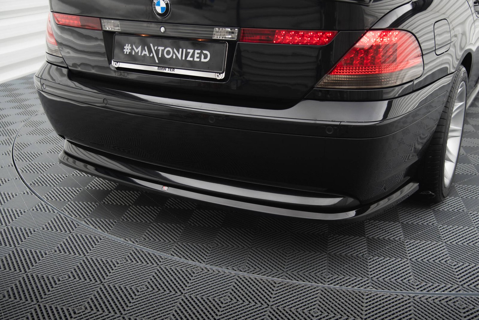 eng_pl_Central-Rear-Splitter-BMW-7-E65-19290_3