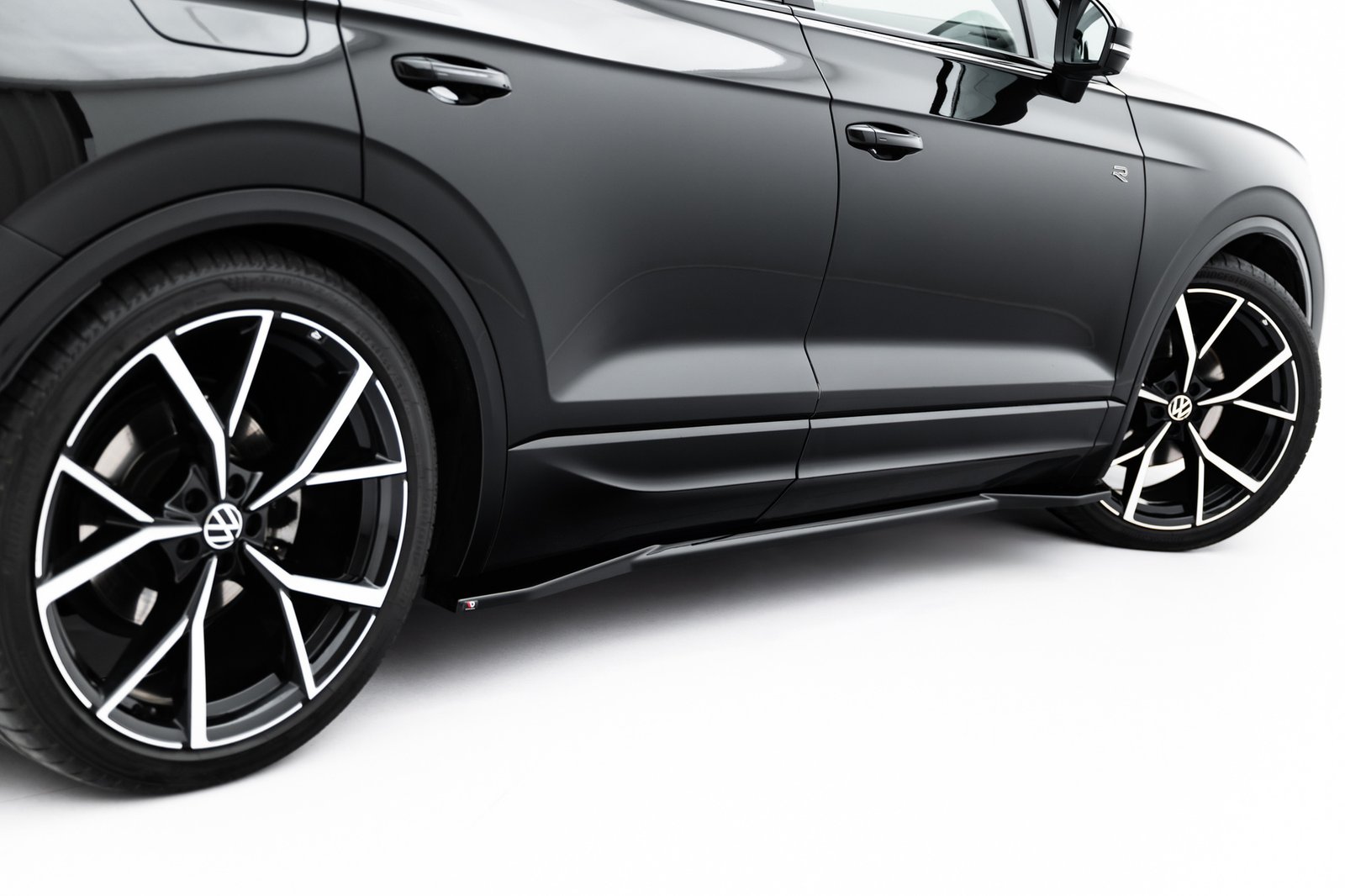 eng_pl_Side-Skirts-Diffusers-Volkswagen-Touareg-R-Line-Mk3-Facelift-23416_1
