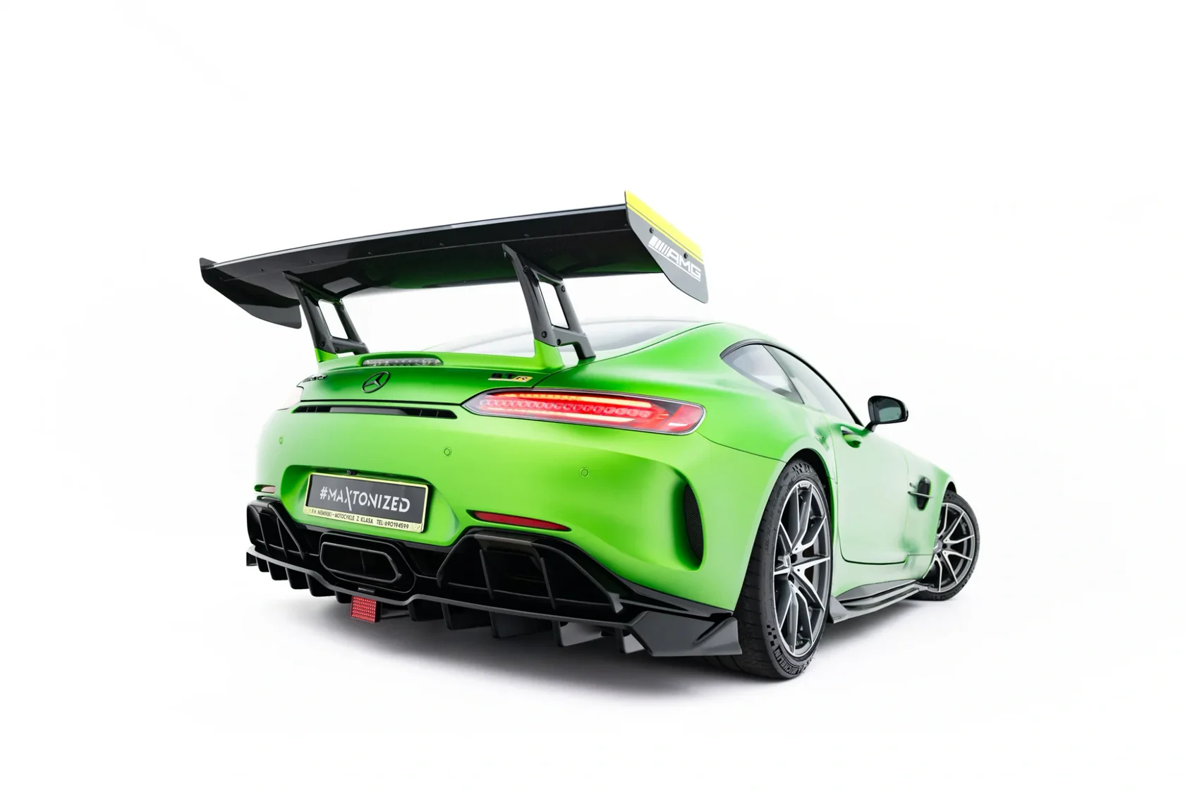 pol_pl_Splitter-Tylny-Z-Dyfuzorem-LED-Mercedes-AMG-GT-R-C190-Facelift-23889_6